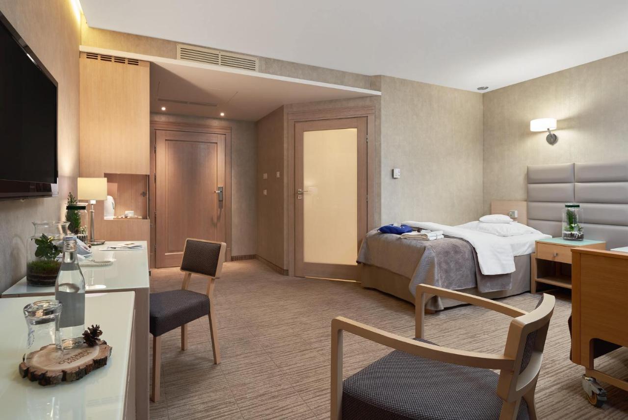 Hotel Columna Medica Łask Esterno foto