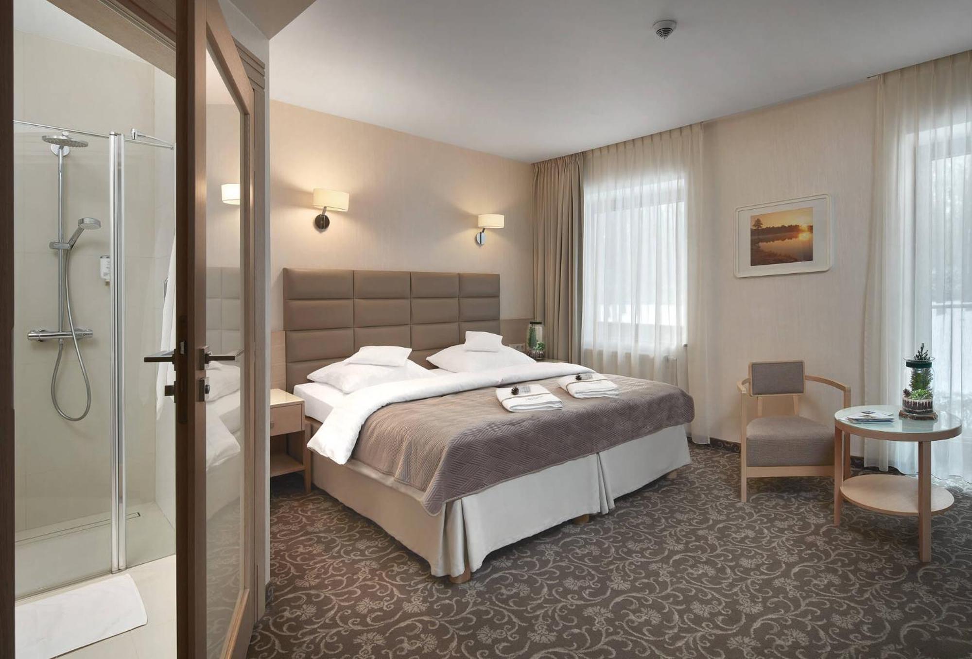 Hotel Columna Medica Łask Esterno foto