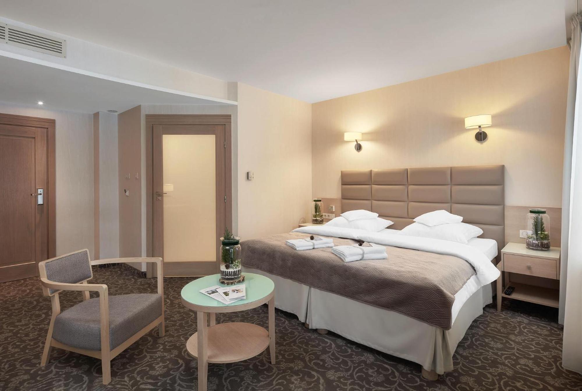 Hotel Columna Medica Łask Esterno foto