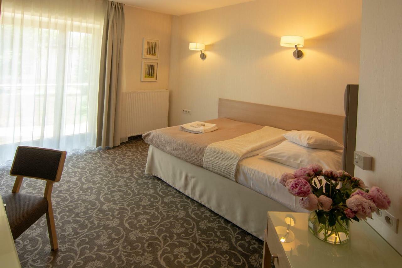 Hotel Columna Medica Łask Esterno foto