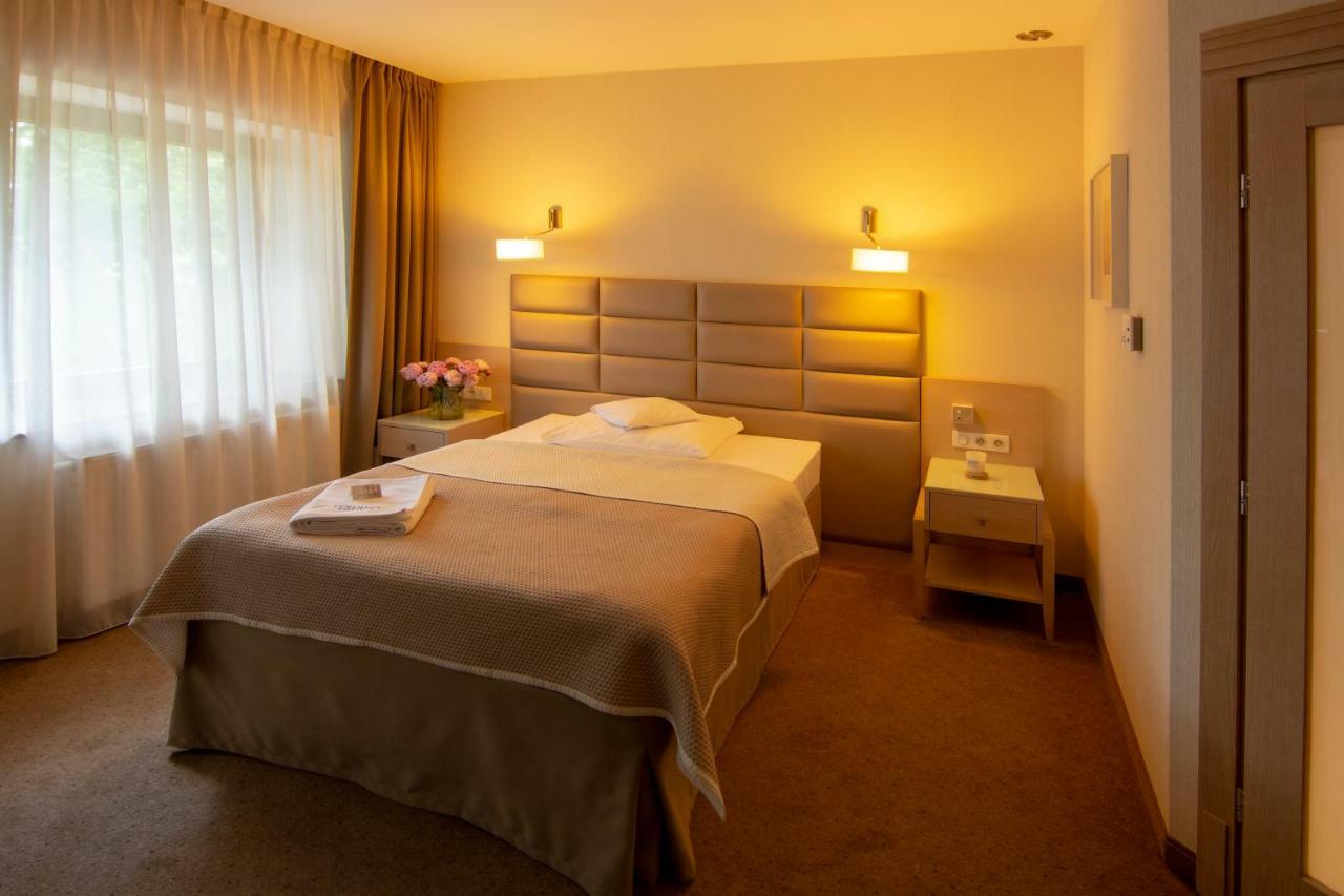 Hotel Columna Medica Łask Esterno foto
