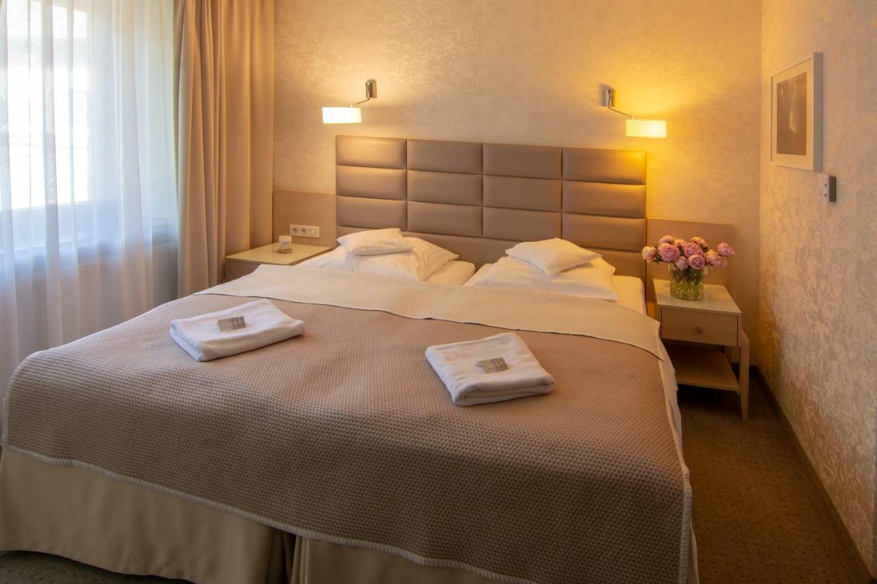 Hotel Columna Medica Łask Esterno foto