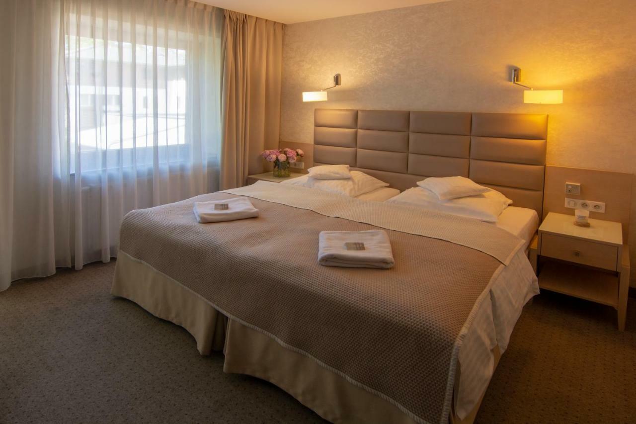 Hotel Columna Medica Łask Esterno foto