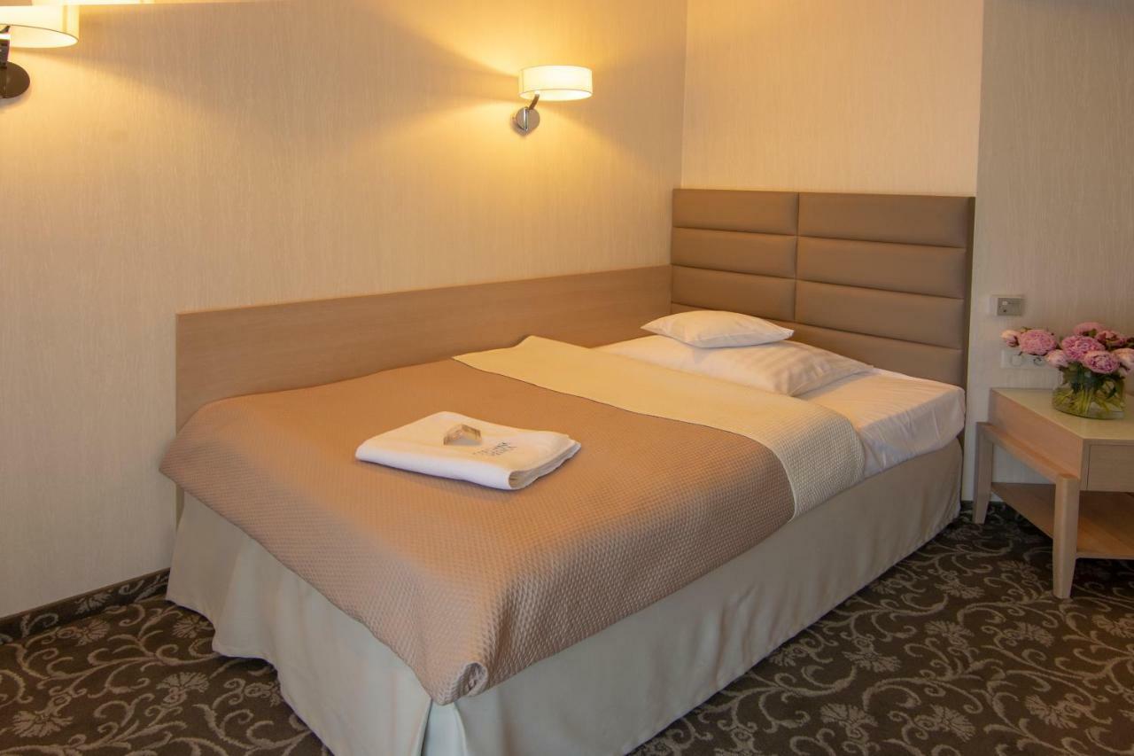 Hotel Columna Medica Łask Esterno foto